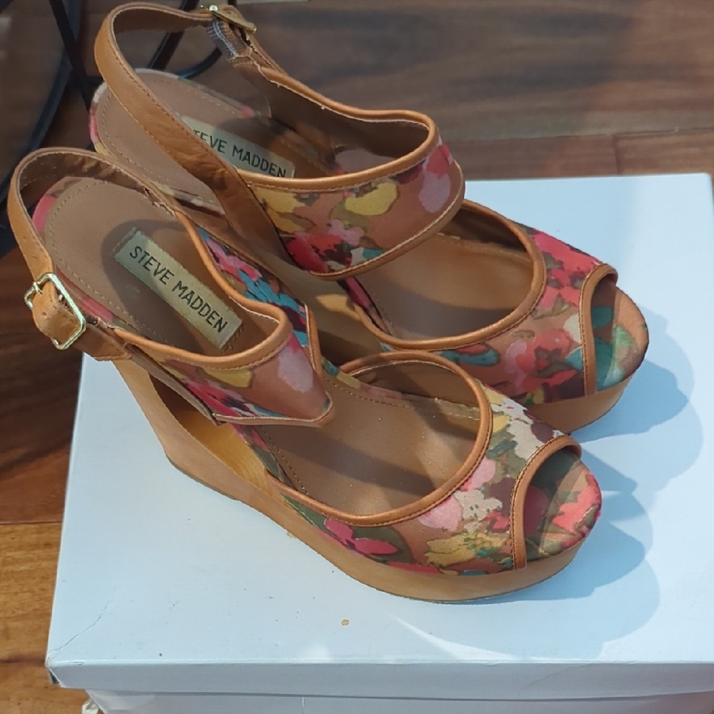 Steve Madden Tan Floral Platform Wedge Sandals